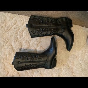 Black cowgirl boots